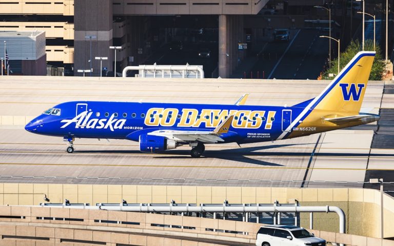 alaska airlines credit card lounge access